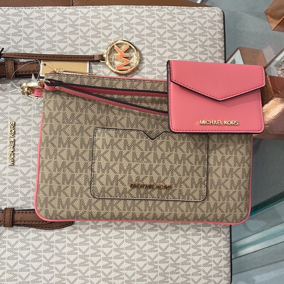 MICHAEL KORS JET SET ITEM LG 2 in 1 CARD CASE & WRISTLET
Tea Rose 
NWT - Picture 2 of 16